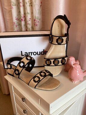 NIB Larroude Milan Flat Sandal In Beige Raffia and Black Trim, 8.5